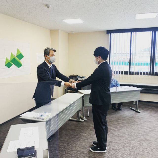 4月1日、令和4年度入社式が本社にて執り行われました。

新入社員は、これから約半月にわたる集合研修の後、各営業所へ配属されます。

初めのうちは戸惑うことが多いとは思いますが、社内に新しい風を吹き込んでくれることを期待してます。

#田村建材　#入社式　#新入社員　
#いわき　#郡山　#福島　#白河　#東京